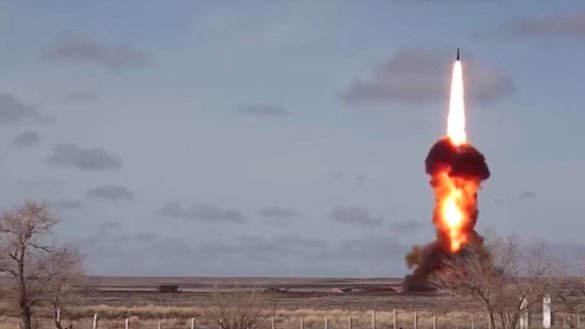Rossiya Mudofaa vazirligi olgan videotasvirda 2-aprel kuni Qozog‘istonda raketaga qarshi mudofaa tizimi sinovdan o‘tkazilayotgani aks etgan. Raketaga qarshi mudofaa tizimi Moskvani xatarlardan himoya qilish uchun mo‘ljallangan. Ammo, qozoq zaminida Rossiya harbiy tajribalarining o‘tkazilishi ularning atrof-muhitga ta’siri va Kremlning sobiq Sovet mamlakatlari suverenitetiga nisbatan kelajakdagi rejalari borasida bir qancha xavotirlarga sabab bo‘lmoqda. (Rossiya mudofaa vazirligi)