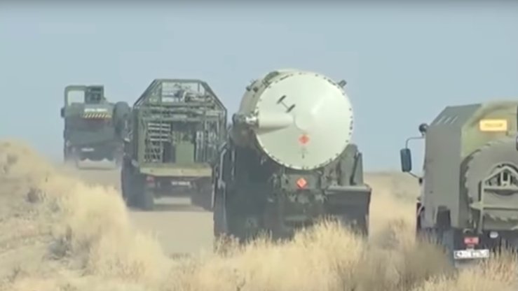 Rossiya Mudofaa vazirligi olgan videotasvirda 2-aprel kuni rus harbiy mashinalarining Qozog‘istondagi harbiy bazaga qaytayotgani aks etgan. “Bugun ular bizning yerlarimizda o‘zlarining super-raketalarini sinovdan o‘tkazishyapti, ertaga esa xuddi Ukrainada bo‘lgani kabi, shimoliy viloyatlarimizni tortib olishlari mumkin”, deydi qozog‘istonlik fuqaro. (Rossiya mudofaa vazirligi)