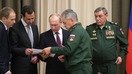 Ўтган йили 20 ноябрь куни Россия президенти Владимир Путин (марказда), Сурия президенти Башар Асад (чапдан иккинчи), Россия мудофаа вазирлиги ва Россия армиясининг бош штабининг юқори лавозимли расмийлари билан учрашди. (Кремль)