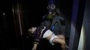 Оқ дубулғалилар номи билан танилган Сурия фуқаролар мудофааси хабарига кўра, Дума шаҳрида айрим оилалар ўз бошпаналари ва уйларида «газдан бўғилиб ҳалок бўлганлар». «Қурбонлар сони кескин ошиб бормоқда, тез ёрдам гуруҳлари ва фуқаро мудофааси кўнгиллилари қидирув ва қутқарув ишларини давом эттирмоқдалар», деб хабар қолдирилган 7 апрель куни Оқ дубулғалиларнинг Twitter саҳифасида. (Оқ дубулғалилар)