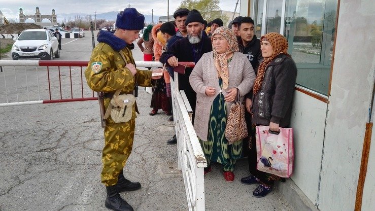 Tojik chegarachisi Tojikiston va O‘zbekiston o‘rtasidagi Patar-Adarxon chegara-nazorat punktida hujjatlarni tekshirmoqda, 15-mart. AQSH hukumati Markaziy Osiyo mamlakatlariga chegara xavfsizligini kuchaytirish hamda yadroviy materiallar va OQQ savdosining oldini olishda yordam bermoqda. (Negmatullo Mirsaidov)