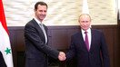 Россия президенти Владимир Путин Сурия президенти Башар Асад билан 21 ноябрь куни Россиянинг Сочи шаҳрида Суриядаги уруш муҳокамасига бағишланган учрашув чоғида қўл сиқишмоқда. (Кремль)