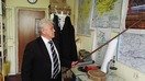 Хўжанд давлат университетининг эколог олими, физик Ҳотам Муртазоев Тожикистондаги ядровий чиқиндихоналар харитаси олдида. (Негматулло Мирсаидов)