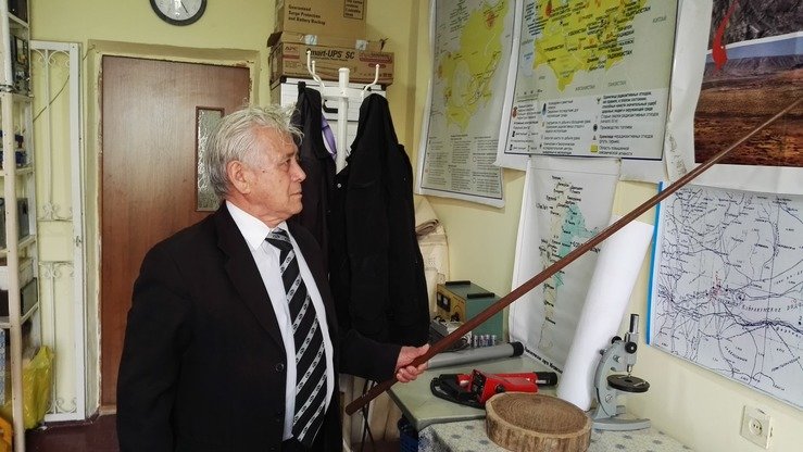 Xo‘jand davlat universitetining ekolog olimi, fizik Hotam Murtazoyev Tojikistondagi yadroviy chiqindixonalar xaritasi oldida. (Negmatullo Mirsaidov)