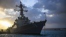 USS Donald Cook boshqariluvchi raketalar tashuvchi kemasi Fransiyaning Sherbur shahridagi dok-stansiyaga kirish paytida. Ayni paytda kema Suriyadan hujum qilsa bo‘ladigan masofada turibdi. (Jamoatchilik bilan aloqalar bo‘yicha birinchi toifali mutaxassis Teron J. Godbold / AQSH Harbiy-dengiz kuchlari)