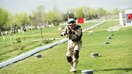 O‘zbekiston armiyasining maxsus bo‘linmasi askarlari Jizzaxdagi mashg‘ulotlar chog‘ida, 31-mart. Yangi nomga ega bo‘lgan Davlat xavfsizlik xizmati boshqa tahdidilar qatorida, terrorizm va ekstremizmga qarshi kurash olib boradi. (O‘zbekiston prezidenti matbuot xizmati)