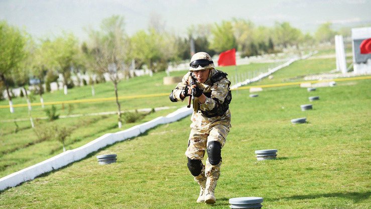 O‘zbekiston armiyasining maxsus bo‘linmasi askarlari Jizzaxdagi mashg‘ulotlar chog‘ida, 31-mart. Yangi nomga ega bo‘lgan Davlat xavfsizlik xizmati boshqa tahdidilar qatorida, terrorizm va ekstremizmga qarshi kurash olib boradi. (O‘zbekiston prezidenti matbuot xizmati)