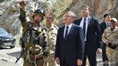 O‘zbekiston prezidenti Shavkat Mirziyoyev (markazda) va mudofaa vaziri Abdusalom Azizov Jizzaxdagi harbiy mashg‘ulotlarni kuzatmoqdalar, 31-mart. (O‘zbekiston prezidenti matbuot xizmati)