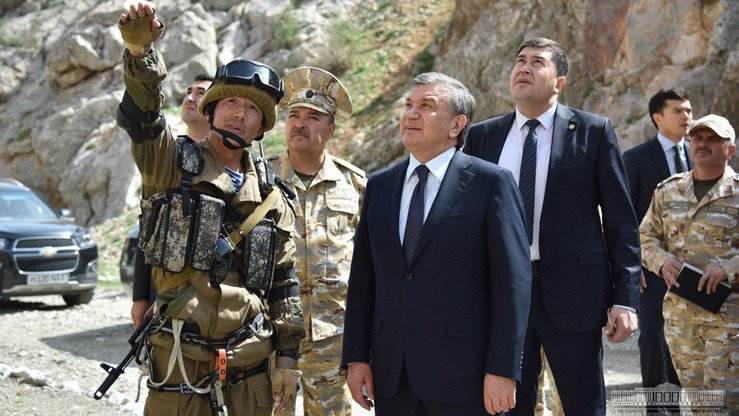 O‘zbekiston prezidenti Shavkat Mirziyoyev (markazda) va mudofaa vaziri Abdusalom Azizov Jizzaxdagi harbiy mashg‘ulotlarni kuzatmoqdalar, 31-mart. (O‘zbekiston prezidenti matbuot xizmati)