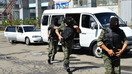 Milliy xavfsizlik xizmati xodimlari Toshkent viloyatida operatsiya o‘tkazmoqda, 2017-yil, 26-iyun. Endilikda Davlat xavfsizlik xizmati deb nomlanadigan yangi tashkilot hokimiyatni suiiste’mol qilish va zamonaviy tahdidlarga qarshi yanada samarali kurashish ustidan nazoratni qo‘lga oldi. (Unus Latip)