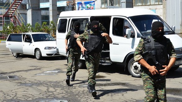 Milliy xavfsizlik xizmati xodimlari Toshkent viloyatida operatsiya o‘tkazmoqda, 2017-yil, 26-iyun. Endilikda Davlat xavfsizlik xizmati deb nomlanadigan yangi tashkilot hokimiyatni suiiste’mol qilish va zamonaviy tahdidlarga qarshi yanada samarali kurashish ustidan nazoratni qo‘lga oldi. (Unus Latip)