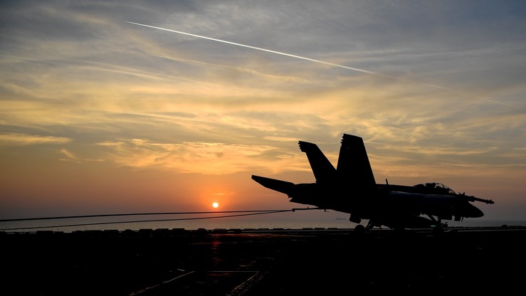 F-18 бомба ташувчиси «Теодор Рузвельт» ҳарбий самолёт ташувчи кемасига қўнмоқда, 5 февраль. «Теодор Рузвельт» ва унинг ҳарбий зарба гуруҳи Яқин Шарқдаги АҚСҲнинг 5-флот операция ҳудудига жойлаштирилган. (АҚШ денгиз кучлари фотосурати)
