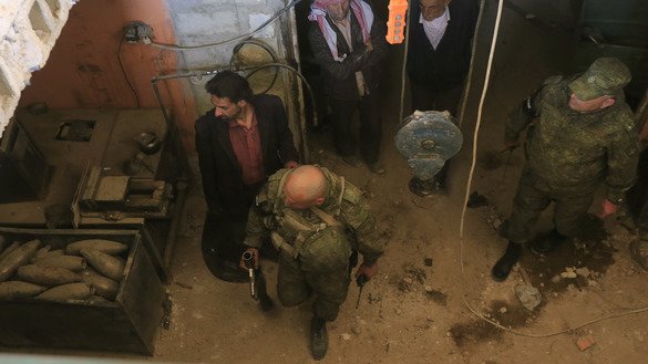 Rossiya askarlari 16-aprel kuni Dumaga uyushtirilgan media-tur davomida tashlandiq qurol-yarog‘ omborini ko‘zdan kechirmoqda. Media-tur Suriya hukumati tomonidan tashkillashtirildi, avvalroq Suriya armiyasi isyonchilar egallagan shaharga ikki oy davom etgan shiddatli hujumlardan so‘ng, barcha muxolif kuchlar Sharqiy G‘utani tark etganini e’lon qilgandi. (Luay Beshara/AFP)