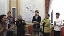 Қирғизистоннинг «Халқаро бағрикенглик жамғармаси» ноҳукумат ташкилоти аъзолари Чуй вилоятидаги юқори синф ўқувчиларига этник низоларни ёритиш бўйича сабоқ бермоқда. (Аскер Султанов)