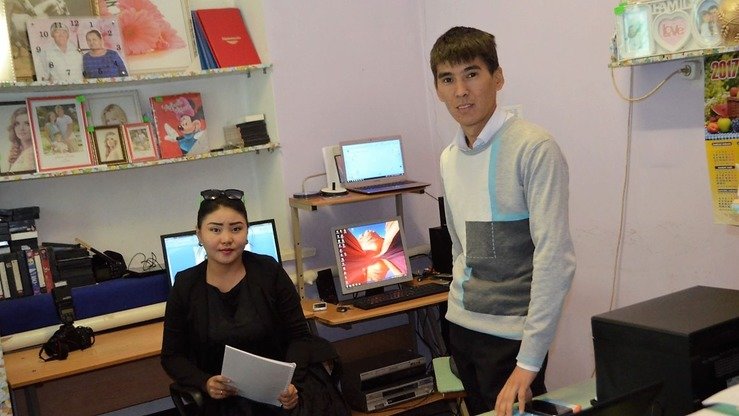 Aqto‘be viloyatining Martuk qishlog‘ida yashovchi Maral Kojekbayeva (chapda) treninglarni tamomlab, o‘z fotostudiyasini ochdi. Suratda u o‘z ishchisi bilan tasvirlangan, Martuk qishlog‘i, 2-mart. (Tadbirkorlar palatasi)