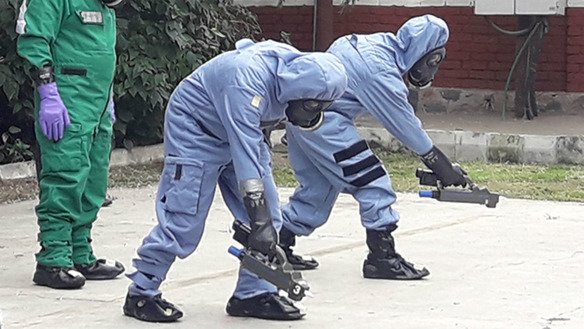 Kimyoviy qurolni taqiqlash tashkiloti (KQTT) mutaxassislari 20-aprel kuni Nepalda tezkor yordam guruhlariga dars o‘tmoqdalar. Ikki haftalik kechikishdan so‘ng, 21-aprel kuni KQTT nozirlari Suriyaning Duma shahridagi ehtimoliy kimyoviy hujum uyushtirilgan hududga kiritildilar. (KQTT)