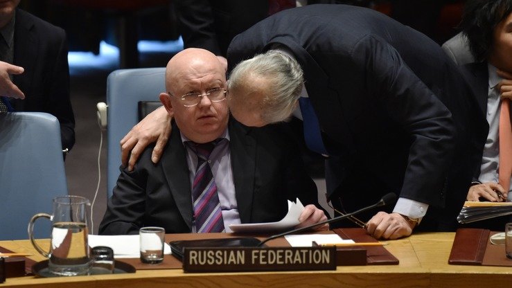Rossiyaning BMTdagi vakili Vasiliy Nebenzya (chapda) Suriyaning BMTdagi vakili Bashar Jaafariy bilan 10-aprel kuni o‘tkazilgan BMT xavfsizlik kengashi uchrashuvi chog‘ida suhbatlashmoqda. Shu kuni Rossiya AQSH tomonidan ishlab chiqilgan, Dumadagi gaz hujumidan keyin kimyoviy qurol qo‘llanganini tekshirishga imkon beruvchi BMT Xavfsizlik kengashi rezolyutsiyasiga veto qo‘ydi. Shu tariqa, Rossiya o‘z ittifoqdoshi - Suriyaga qarshi qaratilgan choralarning oldini olish maqsadida 12-marotaba veto huquqidan foydalandi. (Gektor Retamal/AFP)
