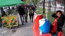 Qirg‘iz ayollari Bishkek markazida savdo qilmoqda, 19-aprel. YI tomonidan moliyalashtirilgan loyiha Qirg‘izistonda turli yoshdagilar orasida va gender chegaralari osha ayollar rolini o‘zgartirishga yo‘naltirilgan. (Asker Sultanov)