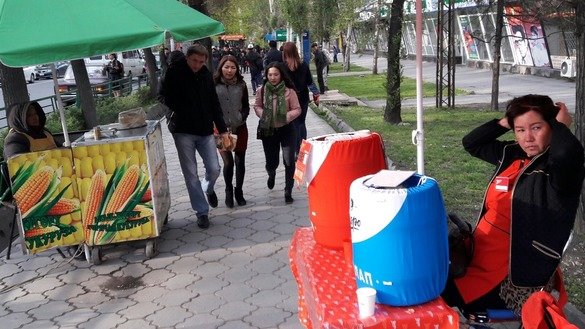 Қирғиз аёллари Бишкек марказида савдо қилмоқда, 19 апрель. ЕИ томонидан молиялаштирилган лойиҳа Қирғизистонда турли ёшдагилар орасида ва гендер чегаралари оша аёллар ролини ўзгартиришга йўналтирилган. (Аскер Султанов)