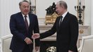 Rossiya prezidenti Vladimir Putin (o‘ngda) Qozog‘iston prezidenti Nursulton Nazarboyev bilan qo‘l siqishmoqda, Moskva, 2017-yil, 27-dekabr. 14-aprel kuni BMT Xavfsizlik kengashida Qozog‘istonning Rossiya taklif qilgan rezolyutsiya loyihasini qo‘llab-quvvatlamagani kutilmagan qadam bo‘ldi. (Aleksander Nemenov/AFP)