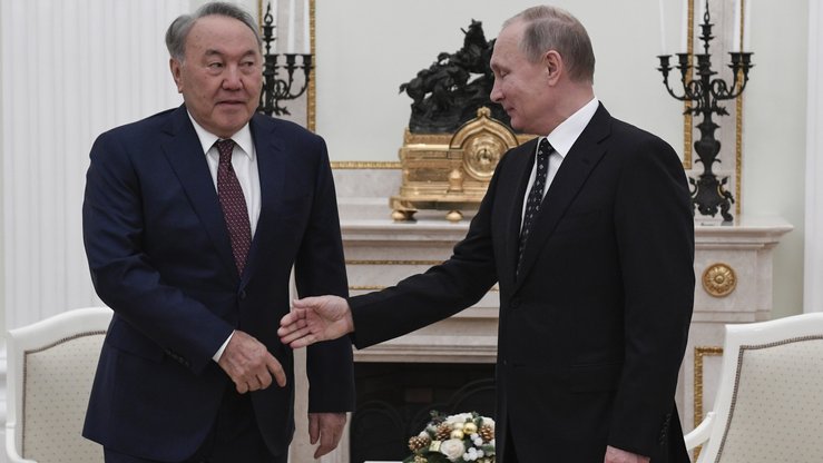 Россия президенти Владимир Путин (ўнгда) Қозоғистон президенти Нурсултон Назарбоев билан қўл сиқишмоқда, Москва, 2017 йил, 27 декабрь. 14 апрель куни БМТ Хавфсизлик кенгашида Қозоғистоннинг Россия таклиф қилган резолюция лойиҳасини қўллаб-қувватламагани кутилмаган қадам бўлди. (Александер Неменов/AFP)