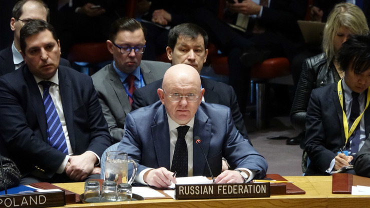 Россия ўтган бир неча йил давомида БМТ Хавфсизлик кенгашида Эрон ва унинг иттифоқчиларини, жумладан Сурия ва Ямандаги хусийларни ҳимоя қилиш учун ўзининг вето ҳуқуқидан ўн мартадан кўпроқ фойдаланди. Суратда Россиянинг БМТдаги вакили Василий Небензя тасвирланган. (Россия Федерациясининг БМТдаги доимий ваколатхонаси)