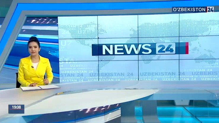 «Ўзбекистон-24» давлат телеканалида суҳандон аёл янгиликлар ўқимоқда, бу канал баъзи дастурларини инглиз тилида ҳам эфирга узатади. Тасвир апрель ойида суратга олинган.