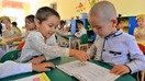 Bolalar MTMda kitob mutolaa qilmoqda, Mallaboy qishlog‘i, O‘zbekiston. Bolaning ilk olti yili uning jismoniy, aqliy, lingvistik va ijtimoiy-ruhiy rivojlanishida muhim davr hisoblanadi. Bolaning ushbu davrda boshidan kechirganlari uning kelajagini shakllantirib, belgilab beradi, deydi mutaxassislar. (Mirzobek Ibragimov/Jahon Banki)