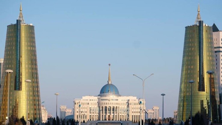 Ostonadagi Oq O‘rda prezident qarorgohi, mart. Tahlilchilarning so‘zlariga ko‘ra, bir necha yillar davomida Rossiyaning ittifoqchisi bo‘lgan Qozog‘iston endi o‘zining geosiyosiy yo‘lini tanlamoqda, jumladan, Amerika Qo‘shma Shtatlari bilan yaqin aloqalarni kuchaytirmoqda. (Vladimir Tretyakov)