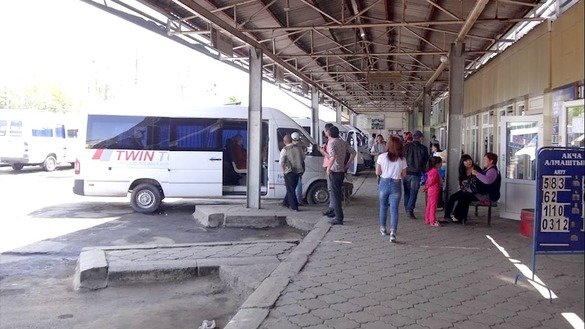 7 майдан бошлаб Қирғизистон ва Ўзбекистон фуқаролари бир пойтахтдан иккинчисига битта автобуснинг ўзида етиб олишлари мумкин. Ўтган йил олинган ушбу суратда Бишкекдаги автобус бекати акс этган. (Донг Ли)