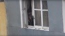 Тожикистонда Россия аскарлари учун одатий ҳарбий машқлардан бири шаҳар ичидаги жангларга тайёргарликдир. Россия аскари машғулот вақтида қуролини нишонга йўналтирмоқда, Тожикистон, 2017 йил. (Россия Мудофаа вазирлиги)