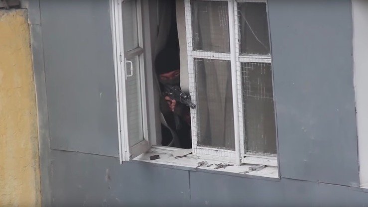 Тожикистонда Россия аскарлари учун одатий ҳарбий машқлардан бири шаҳар ичидаги жангларга тайёргарликдир. Россия аскари машғулот вақтида қуролини нишонга йўналтирмоқда, Тожикистон, 2017 йил. (Россия Мудофаа вазирлиги)
