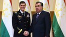 AQSH qurolli kuchlari markaziy qo‘mondonligi qo‘mondoni, general Jozef Votel Tojikiston prezidenti Emomali Rahmon (o‘ngda) bilan qo‘l siqishmoqda, 11-may, Dushanbe. (File)