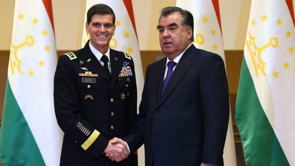 AQSH qurolli kuchlari markaziy qo‘mondonligi qo‘mondoni, general Jozef Votel Tojikiston prezidenti Emomali Rahmon (o‘ngda) bilan qo‘l siqishmoqda, 11-may, Dushanbe. (File)