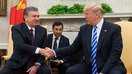 O‘zbekiston prezidenti Shavkat Mirziyoyev AQSH prezidenti Donald Tramp bilan qo‘l siqishmoqda, Vashington, Kolumbiya okrugi, 16-may. (Saul Loeb/AFP)