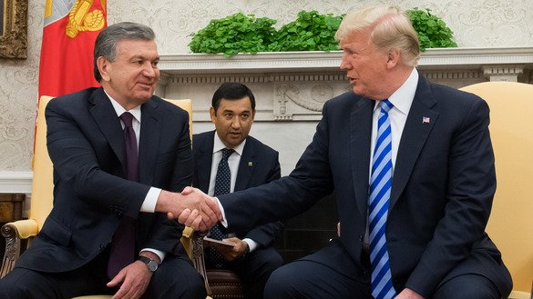 O‘zbekiston prezidenti Shavkat Mirziyoyev AQSH prezidenti Donald Tramp bilan qo‘l siqishmoqda, Vashington, Kolumbiya okrugi, 16-may. (Saul Loeb/AFP)
