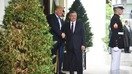 AQSH prezidenti Donald Tramp va O‘zbekiston prezidenti Shavkat Mirziyoyev Oq uy tashqarisida qo‘l siqishmoqdalar, 16-may. (O‘zbekiston prezidenti matbuot xizmati)