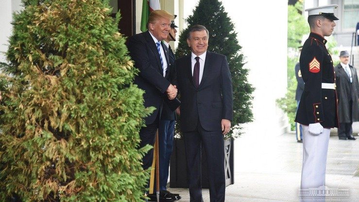 AQSH prezidenti Donald Tramp va O‘zbekiston prezidenti Shavkat Mirziyoyev Oq uy tashqarisida qo‘l siqishmoqdalar, 16-may. (O‘zbekiston prezidenti matbuot xizmati)