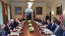 Ўзбекистон президенти Шавкат Мирзиёев ва АҚШ президенти Дональд Трамп ўз делегациялари билан биргаликда 16 май куни Оқ Уйда учрашдилар. (Ўзбекистон президенти матбуот хизмати)