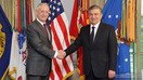 17 май куни Ўзбекистон президенти Шавкат Мирзиёев АҚШ Мудофаа вазири Жеймс Маттис билан Пентагонда икки давлат ўртасида биринчи беш йиллик ҳарбий ҳамкорлик режасини муҳокама қилиш учун учрашди. (Ўзбекистон президенти матбуот хизмати)