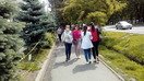 Шаҳар марказида сайр қилаётган ёшлар, 23 май. Қозоғистон ҳукумати ёз ойларида 18 мингта иш ўрни яратишни режалаштирди. (Ксения Бондал)