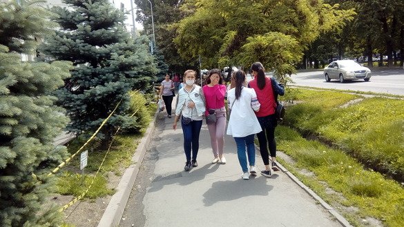 Шаҳар марказида сайр қилаётган ёшлар, 23 май. Қозоғистон ҳукумати ёз ойларида 18 мингта иш ўрни яратишни режалаштирди. (Ксения Бондал)