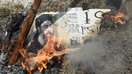 Hindistonlik namoyishchilar “Iroq va Shom islom davlati” yo‘lboshchisi Abu Bakr al-Bag‘dodiyning suratini yoqishmoqda, Nyu-Dehli, 9-iyun, 2017-yil. ID rahnamolarining vafotidan so‘ng, al-Bag‘dodiy guruhni boshqara olmayapti. (Prakash Sinx/AFP)