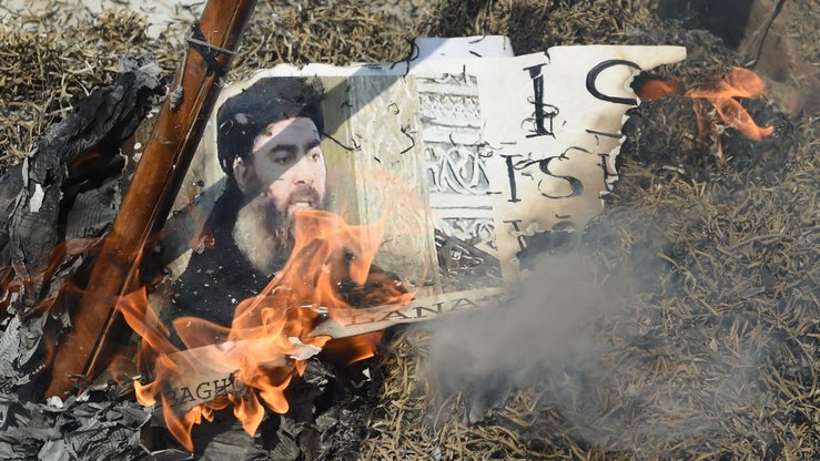 Hindistonlik namoyishchilar “Iroq va Shom islom davlati” yo‘lboshchisi Abu Bakr al-Bag‘dodiyning suratini yoqishmoqda, Nyu-Dehli, 9-iyun, 2017-yil. ID rahnamolarining vafotidan so‘ng, al-Bag‘dodiy guruhni boshqara olmayapti. (Prakash Sinx/AFP)