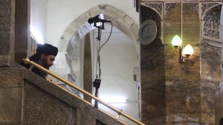 2014-yilning iyun oyida olingan videoda “Islom davlati” yetakchisi Abu Bakr al-Bag‘dodiy o‘z xalifaligini tuzishi haqida e’lon qilmoqda. U yashirincha hayot kechiradi va kamdan-kam hollarda ko‘rinish beradi. (File)