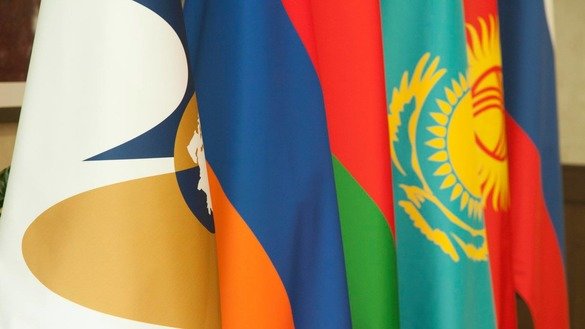 Sanasi noma’lum suratda YOIIga a’zo davlatlar bayroqlari ko‘rsatilgan. (YOII)