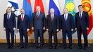 ЕОИИга аъзо давлатларнинг раҳбарлари ва Евроосиё иқтисодий комиссияси раиси Тигран Саргсян (чапдан охирги) «оилавий сурат»га тушмоқдалар, Сочи, Россия, 14 май. (ЕОИИ)