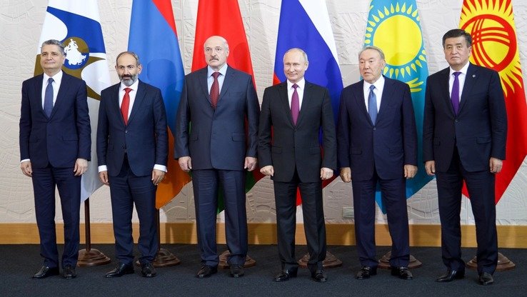 ЕОИИга аъзо давлатларнинг раҳбарлари ва Евроосиё иқтисодий комиссияси раиси Тигран Саргсян (чапдан охирги) «оилавий сурат»га тушмоқдалар, Сочи, Россия, 14 май. (ЕОИИ)
