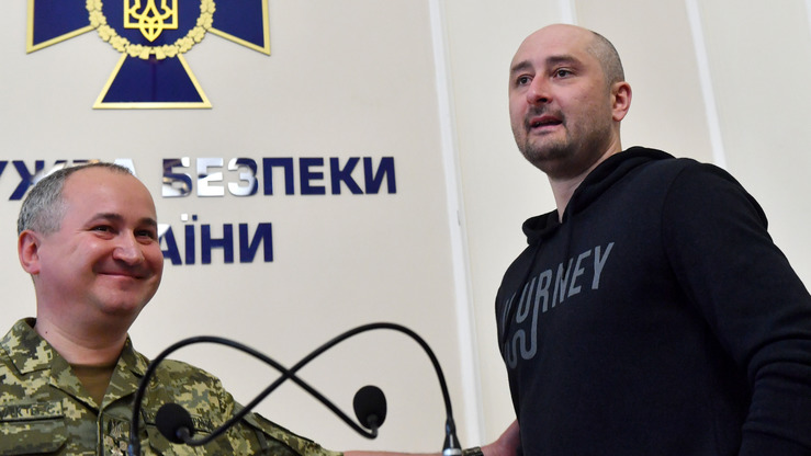 Кремлга қарши кайфиятдаги россиялик журналист Аркадий Бабченко (ўнгда) ва Украина хавфсизлик хизмати раҳбари Василь Грицак (чапда) Украина хавфсизлик хизматида ўтказилган матбуот анжуманида суҳбатлашмоқда, Киев, 30 май. Украина Россия томонидан Бабченкога қарши суиқасднинг олдини олиш мақсадида унинг ўлимини саҳналаштирганини тан олди. (Сергей Супинский/AFP)