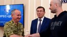 SBU rahbari Vasil Gritsak (chapda), jurnalist Arkadiy Babchenko (o‘ngda) va Ukraina bosh prokurori Yuriy Lutsenko (markazda) 30-may kuni Kiyevda o‘tgan brifing chog‘ida. (Ukraina xavfsizlik xizmati)
